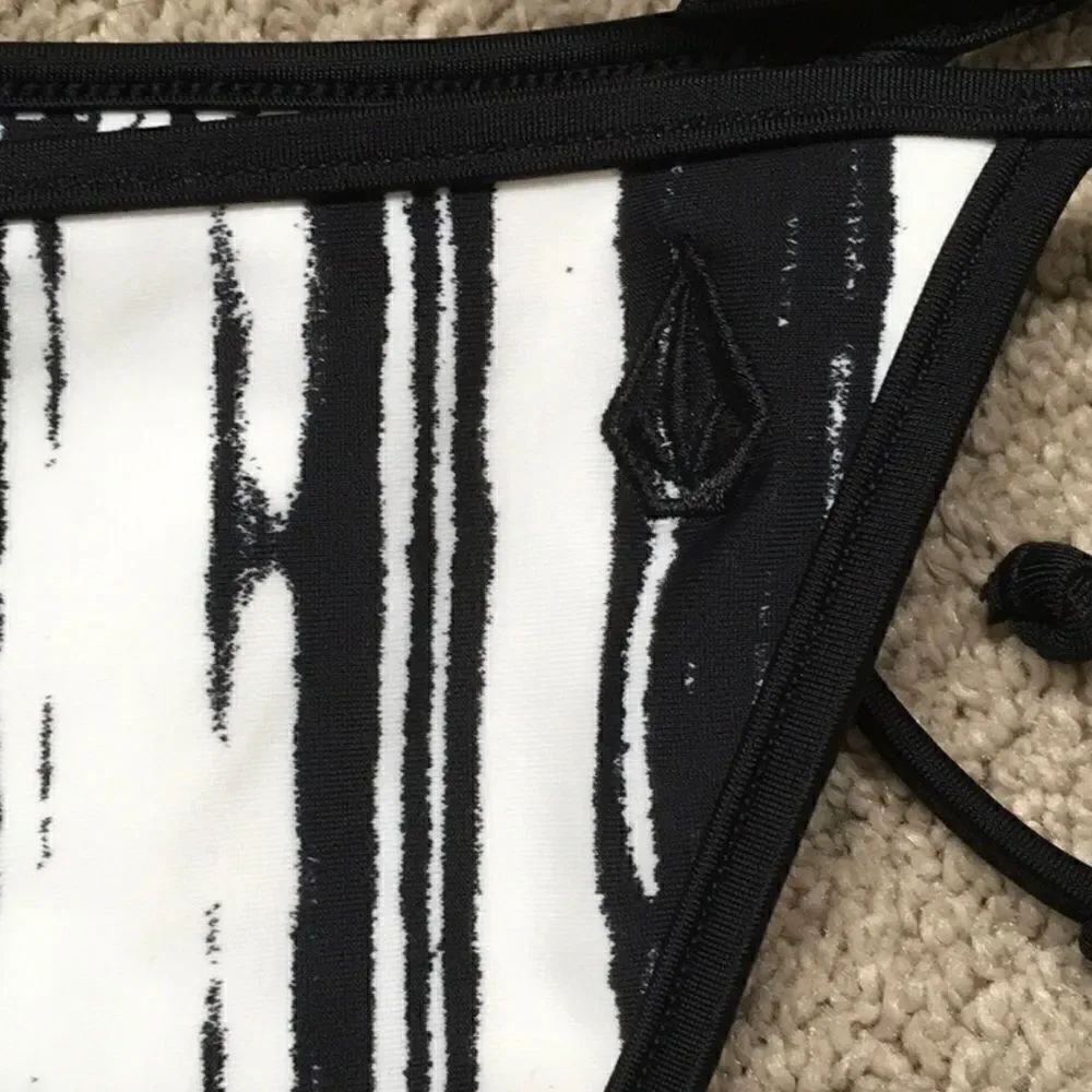 VOLCOM high neck string bikini. M/L and S/XS - Picture 13 of 16